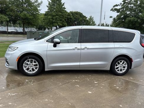Used 2023 Chrysler Pacifica Touring-L FWD image 11