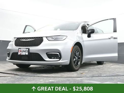 Used 2024 Chrysler Pacifica Touring-L image 71