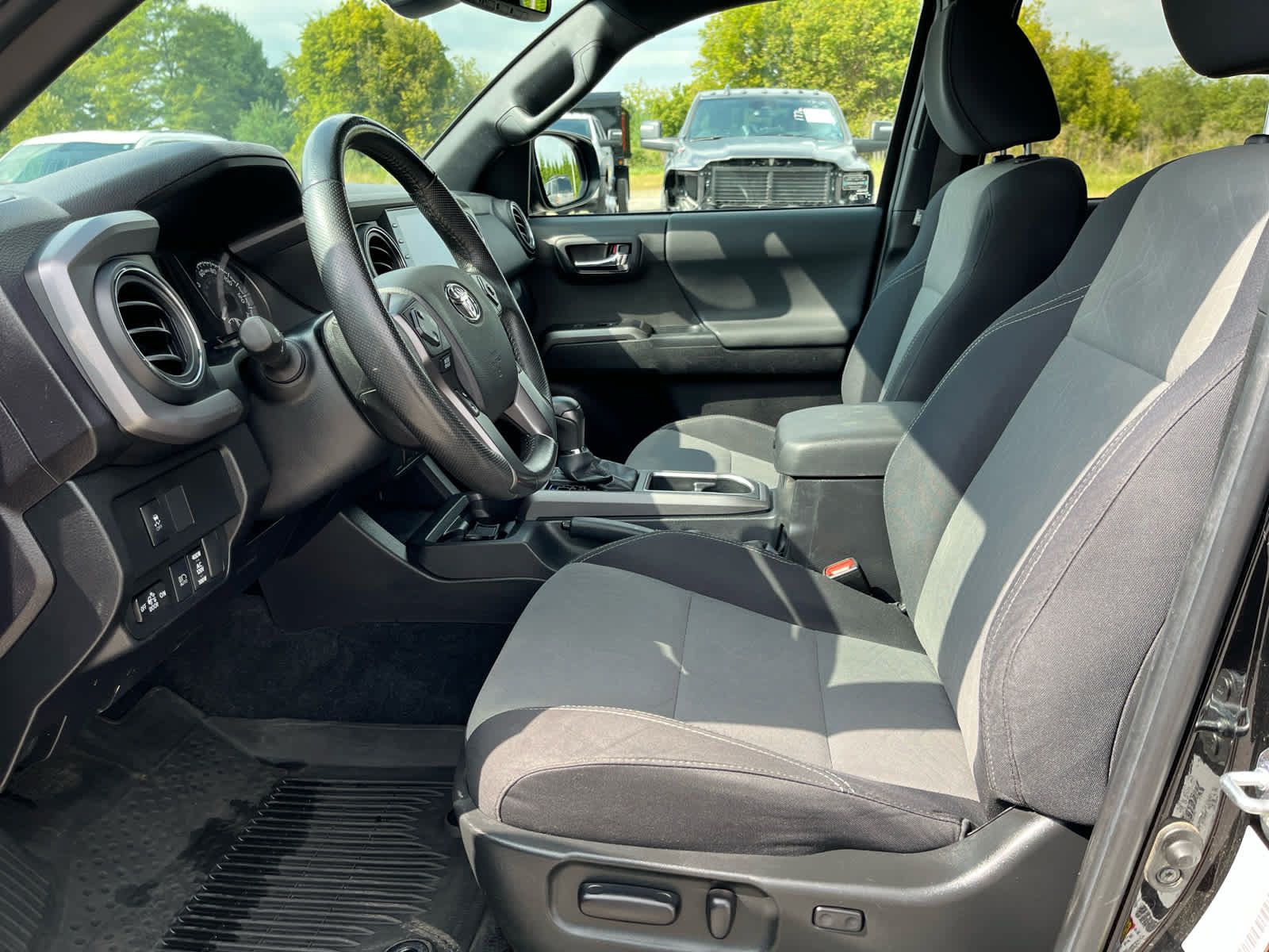 Used 2022 Toyota Tacoma TRD Sport AWD/4WD image 10