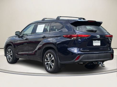 Used 2022 Toyota Highlander XLE AWD/4WD image 4