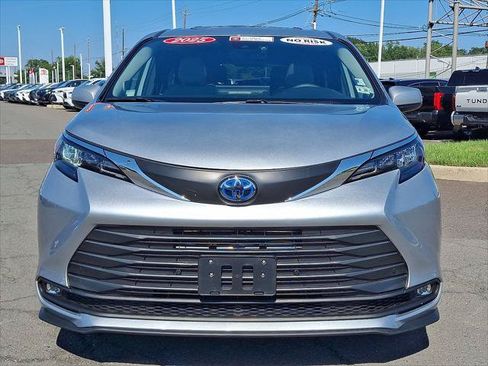 Certified 2025 Toyota Sienna XLE FWD image 30