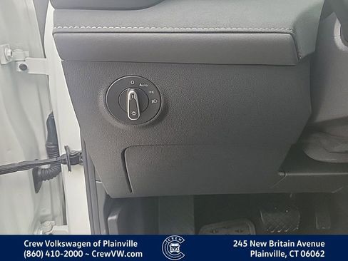 Certified 2025 Volkswagen Taos SE image 39