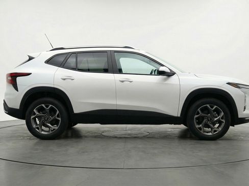 Used 2025 Chevrolet Trax LT w/ LT Convenience Package image 11