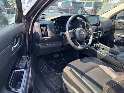 Used 2023 Nissan Pathfinder SL AWD/4WD image 9
