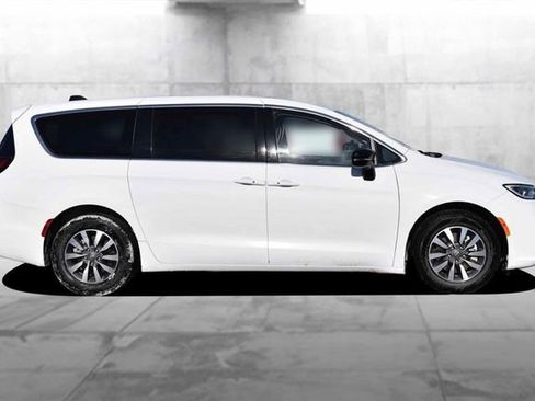 Used 2024 Chrysler Pacifica Select image 5