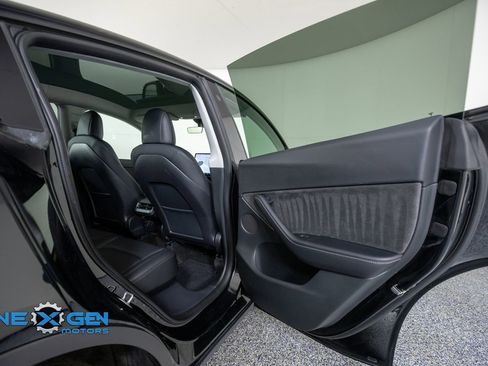 Used 2022 Tesla Model Y Long Range AWD/4WD image 32