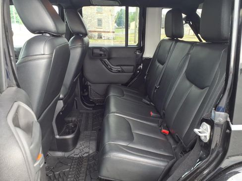Used 2015 Jeep Wrangler Unlimited Sahara AWD/4WD image 6