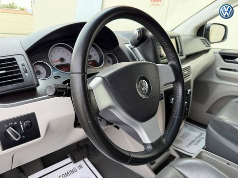 Used 2010 Volkswagen Routan SE FWD image 19