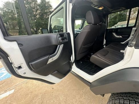 Used 2014 Jeep Wrangler Unlimited Rubicon w/ Connectivity Group AWD/4WD image 12
