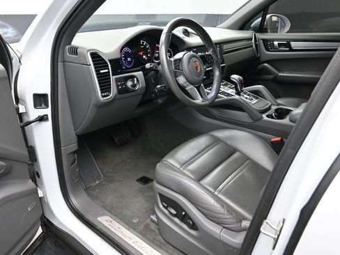 Certified 2023 Porsche Cayenne Platinum Edition AWD/4WD image 4