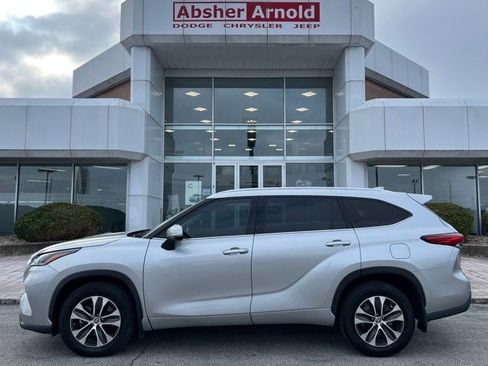 Used 2021 Toyota Highlander XLE image 3