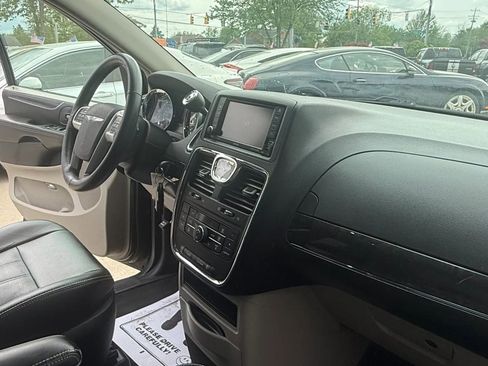 Used 2015 Chrysler Town & Country Touring w/ Driver Convenience Group image 15