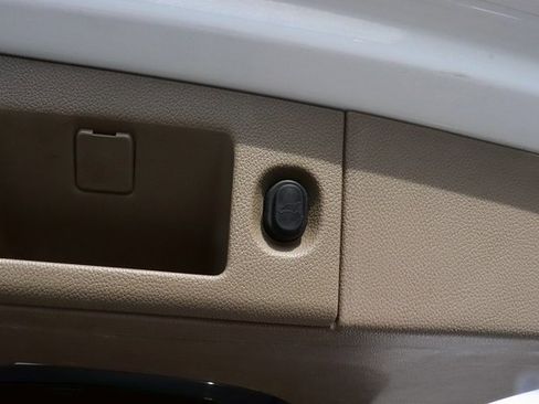 Used 2016 Chevrolet Suburban LT image 17