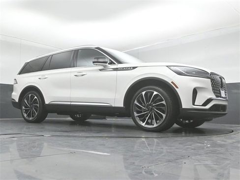 Certified 2025 Lincoln Aviator Reserve w/ Equipment Group 201A image 39