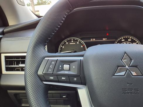 Used 2025 Mitsubishi Outlander AWD image 18