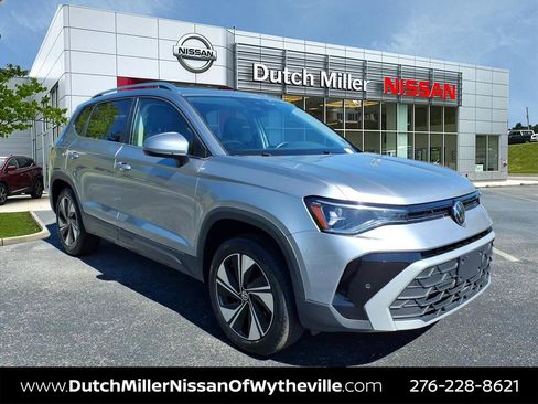Used 2025 Volkswagen Taos SE AWD/4WD image 1