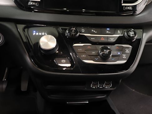 Used 2025 Chrysler Pacifica Select FWD image 10