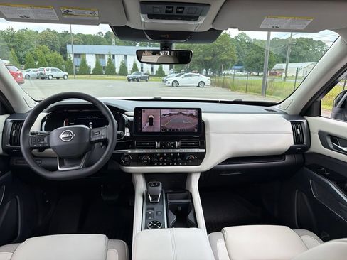 Used 2026 Nissan Pathfinder SL w/ SL Premium Package AWD/4WD image 8