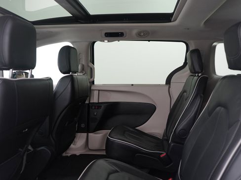 Used 2024 Chrysler Pacifica Limited image 21