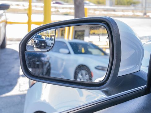 Used 2017 Ford Fusion SE w/ Fusion SE Technology Package image 32