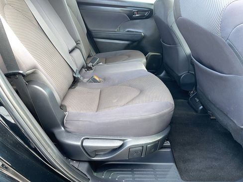 Used 2023 Toyota Highlander LE image 19