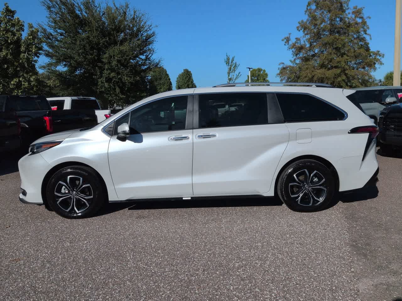 Used 2026 Toyota Sienna Platinum AWD/4WD image 3