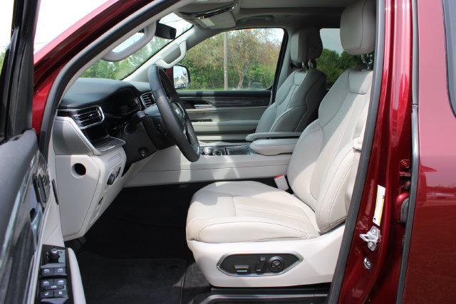 Used 2022 Jeep Wagoneer Series III w/ Premium Group I AWD/4WD image 13
