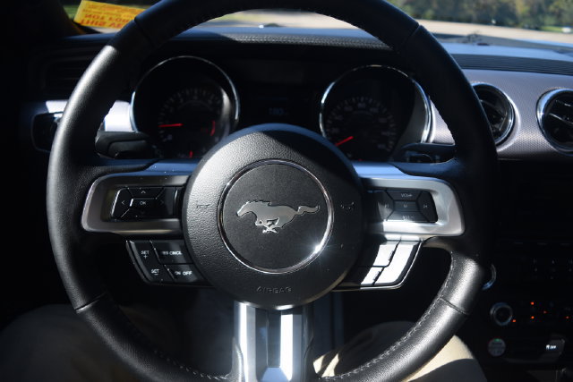 Used 2017 Ford Mustang Coupe RWD image 14