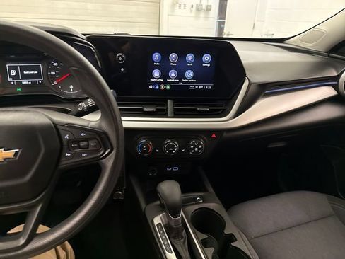 Used 2024 Chevrolet Trax LS w/ LS Convenience Package FWD image 15