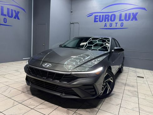 Used 2025 Hyundai Elantra Sport image 3