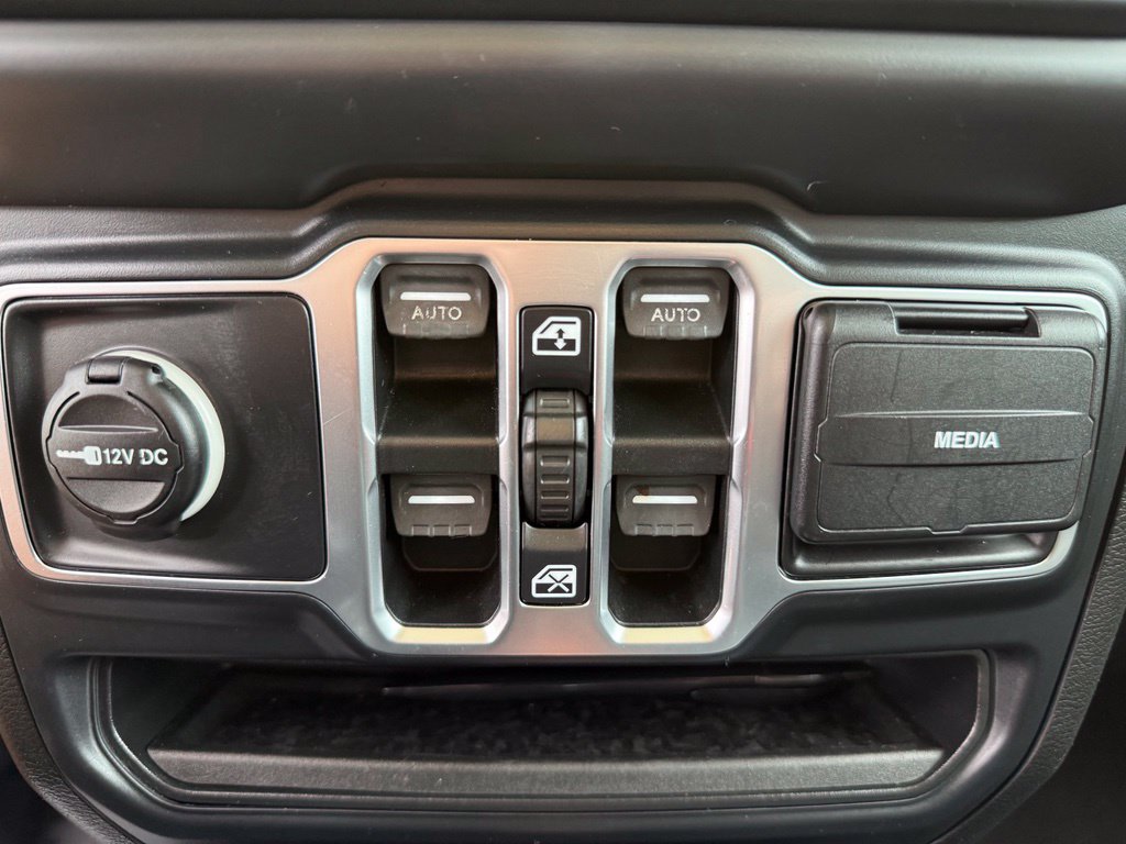Used 2019 Jeep Wrangler Unlimited Sahara w/ Uconnect 4C Nav & Sound Group AWD/4WD image 34
