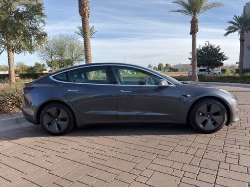 Used 2018 Tesla Model 3 Mid Range image 2