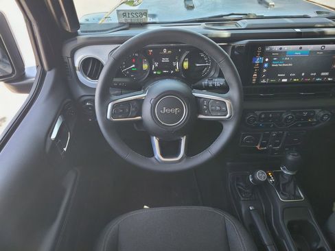 Used 2025 Jeep Wrangler Unlimited Sahara AWD/4WD image 11