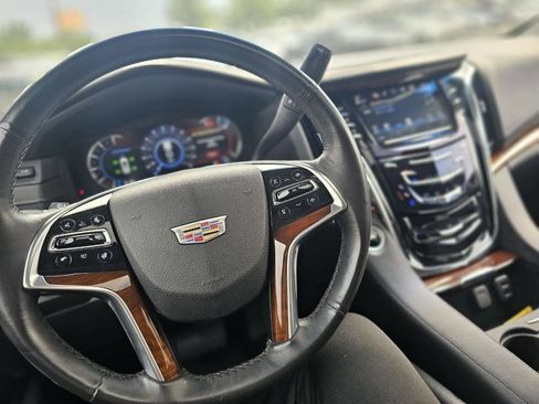 Used 2017 Cadillac Escalade Luxury image 16