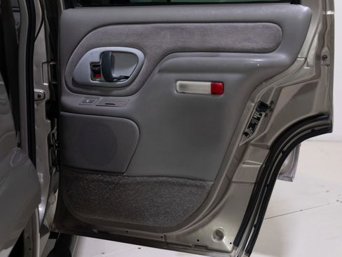 Used 2000 Chevrolet Tahoe Z71 w/ Comfort & Security Pkg image 24