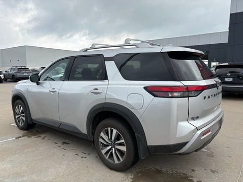 Used 2024 Nissan Pathfinder SL w/ Black Appearance Package image 4