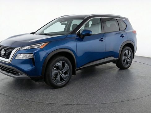 Used 2025 Nissan Rogue SV image 3