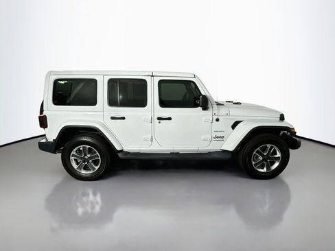 Used 2018 Jeep Wrangler Unlimited Sahara AWD/4WD image 8