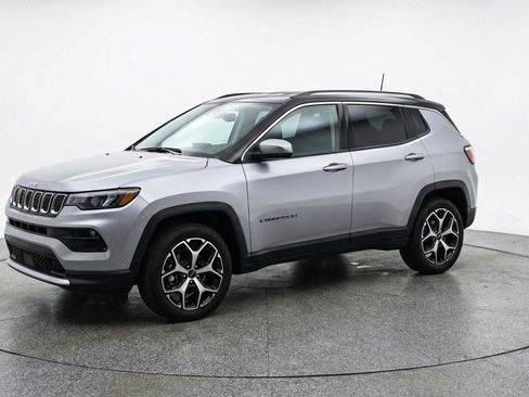 Used 2025 Jeep Compass Limited image 3