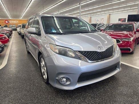 Used 2012 Toyota Sienna SE FWD image 3