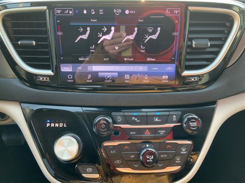 Used 2023 Chrysler Pacifica Touring-L FWD image 34