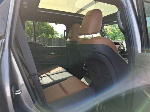 Used 2025 Lexus GX 550 w/ Accessory Package (2T) AWD/4WD image 4