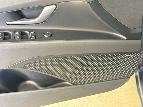 Used 2025 Hyundai Elantra Limited FWD image 21