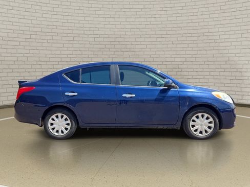 Used 2013 Nissan Versa SV FWD image 4