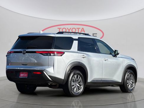 Used 2024 Nissan Pathfinder SV image 3