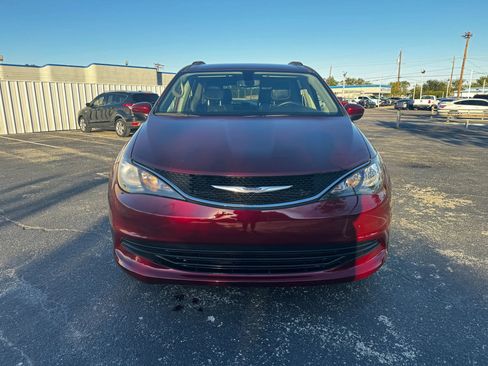 Used 2020 Chrysler Voyager Lxi image 2