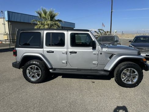 Used 2018 Jeep Wrangler Unlimited Sahara AWD/4WD image 14
