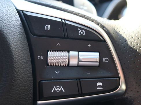 Used 2022 Genesis G70 2.0T image 12