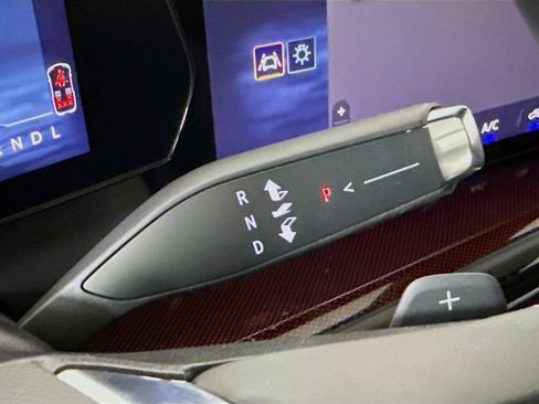 Used 2025 Chevrolet Traverse Z71 w/ Enhanced Driving Package AWD/4WD image 17