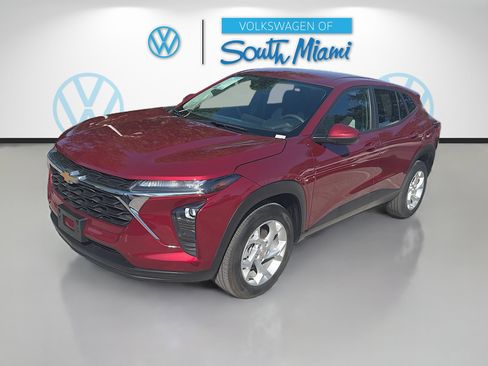 Used 2024 Chevrolet Trax LS w/ LS Convenience Package FWD image 3